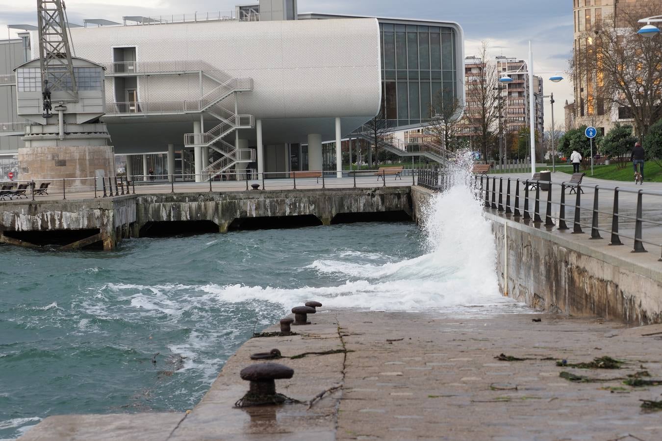 Así está hoy la bahía de Santander, azotada por el viento Sur