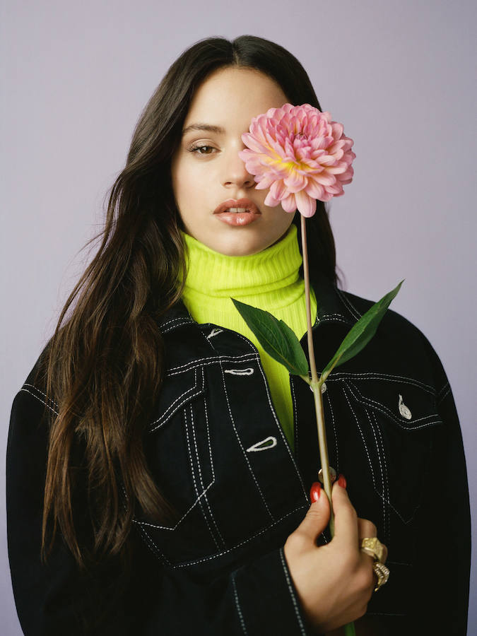 En su primera colección para Pull&Bear refleja su lado más urbano y chandalero, pero sin dejar atrás su estética flamenca