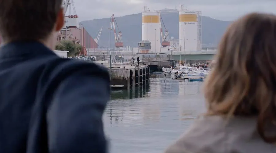 El capítulo 12, de la segunda temporada, de la serie 'La Verdad' centra la trama en la zona portuaria de la capital cántabra, que presume de bahía