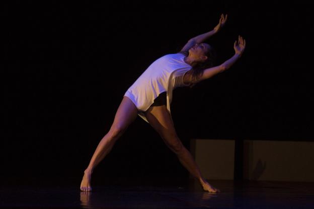 Cristina Arce, durante un ensayo de su montaje 'Itinerantur', que hoy llega al Palacio de Festivales. 