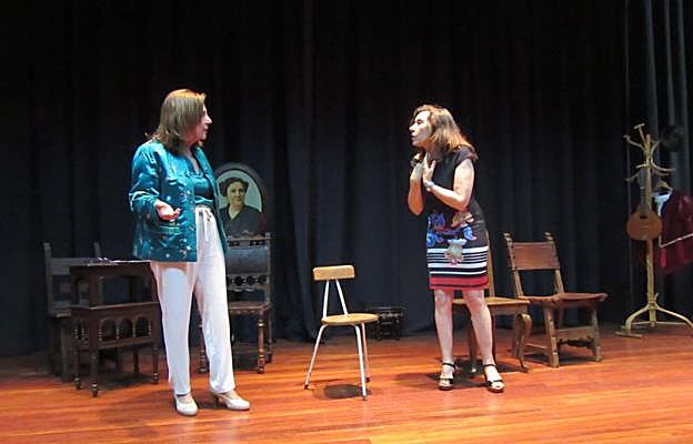 Foto del ensayo de 'La tienda impropia', que mañana se estrena en Santander. 