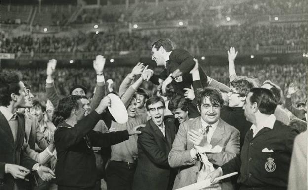 Imagen icónica del árbitro Ortiz de Mendíbil, sacado a hombros del Bernabéu en la final de la Copa de Europa de 1969.