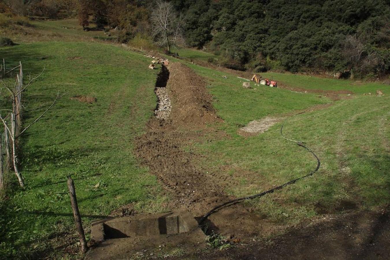 Finca propiedad de Marcos González donde se ven las zanjas abiertas para que los drenajes vayan a la arqueta