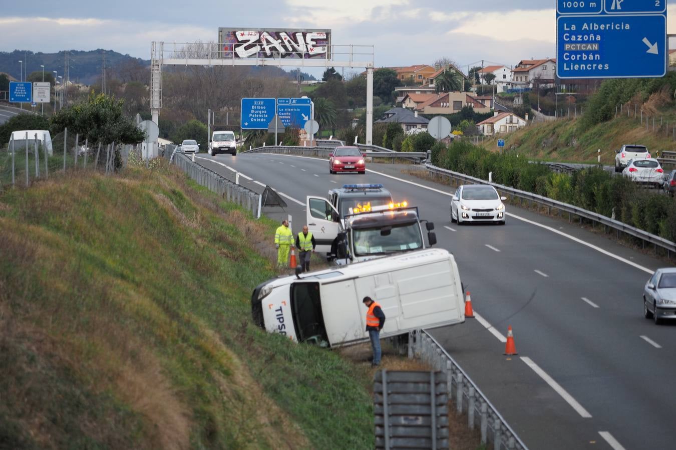 Una furgoneta ha volcado esta mañana en la S-20, en un accidente sin heridos que ha generado retenciones a primera hora para entrar en Santander