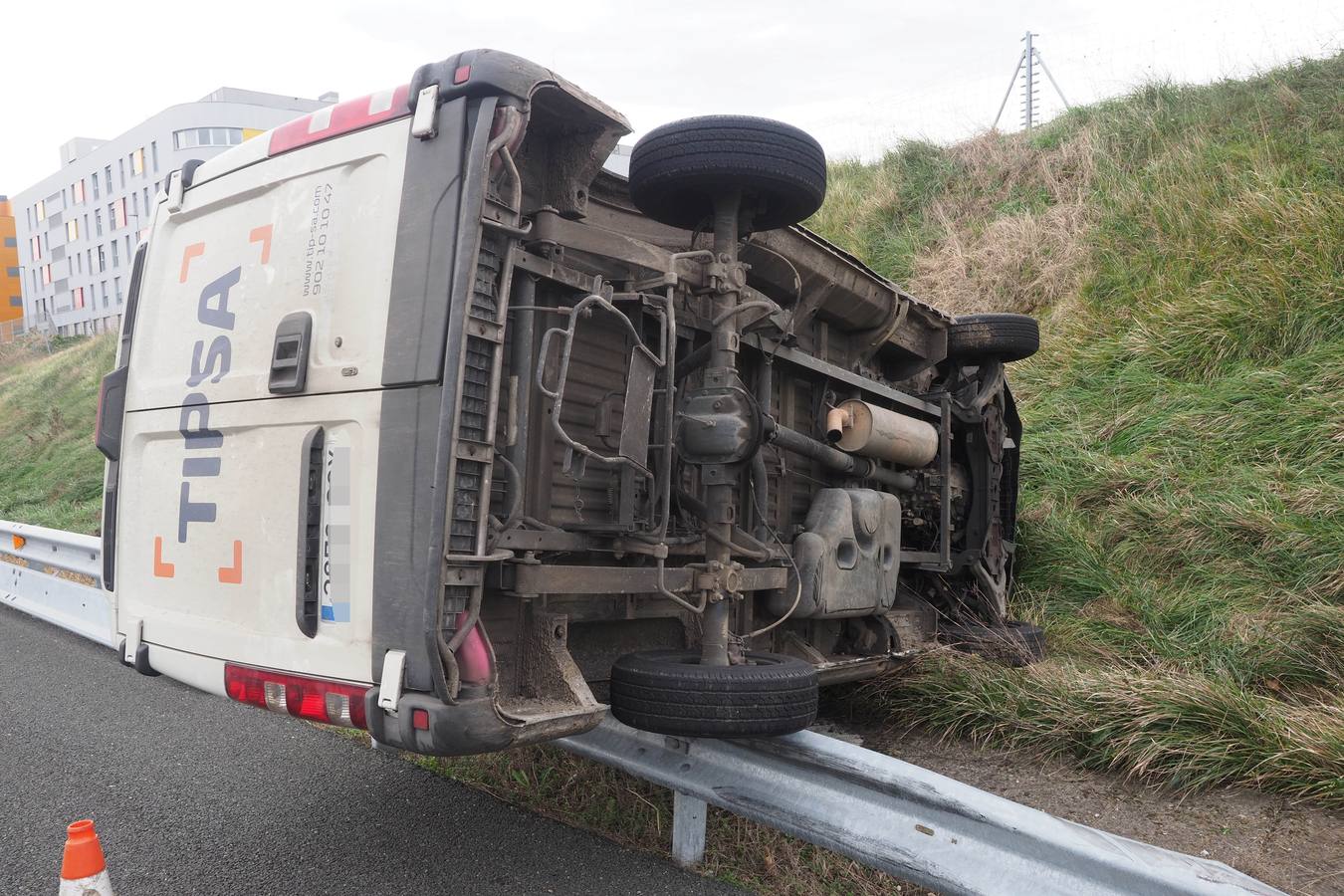 Una furgoneta ha volcado esta mañana en la S-20, en un accidente sin heridos que ha generado retenciones a primera hora para entrar en Santander