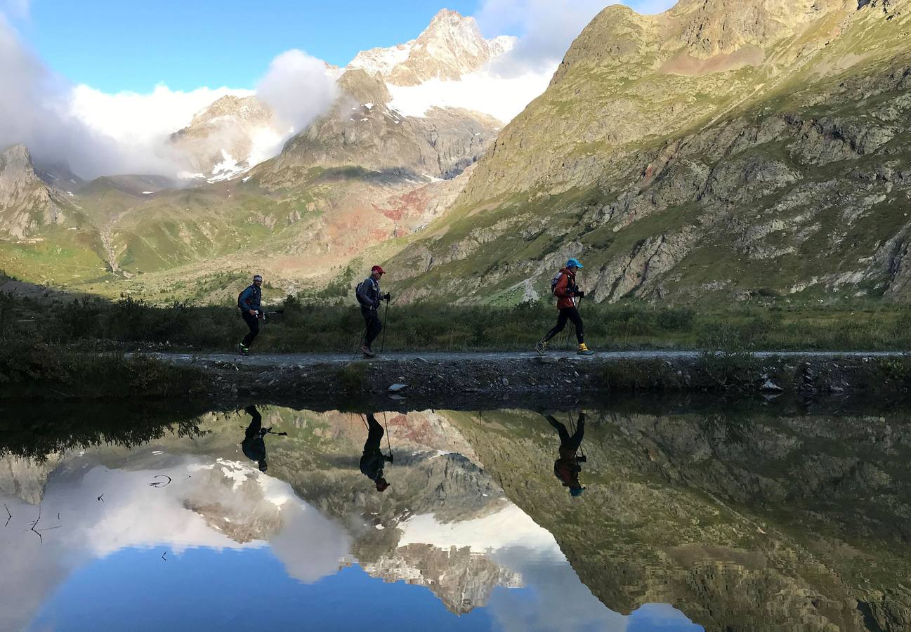 Corredores de una competición ultra trail organizada en el macizo del Mont Blanc.