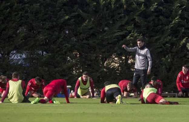 Iván Ania se ha mostrado hermético esta semana sobre su planteameinto en Amorebieta, pero es evidente que tendrá que adaptarse a un fútbol que no le va bien a su equipo.