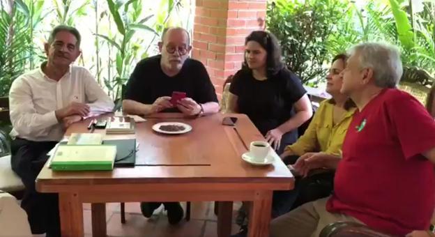 Miguel Ángel Revilla, Silvio Rodríguez, Niurka González (esposa del cantante cubano), Aurora Díaz y Andrés Manuel López Obrador. 