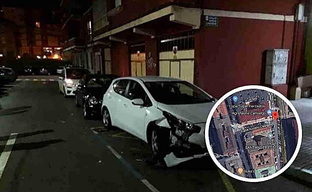 Uno de los coches destrozados por el vehículo que se dio a la fuga.