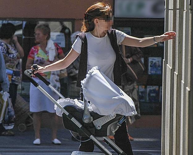 Un madre con el carrito y su bebé.