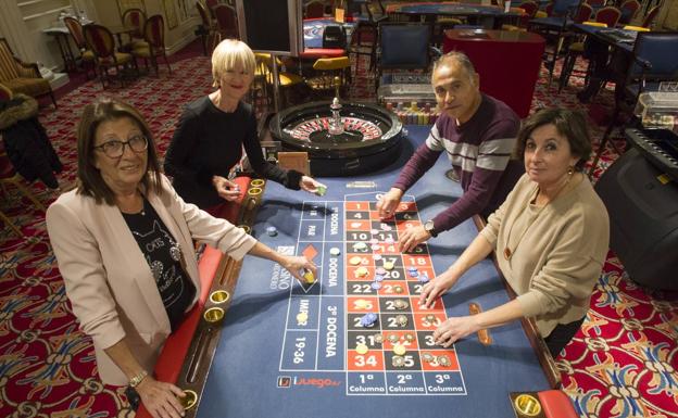 Veteranos. Desde la izquierda, Teresa García, cajera; Pilar Alonso, relaciones públicas; Paco Vega, croupier, y Julia Bezanilla, recepcionista. 