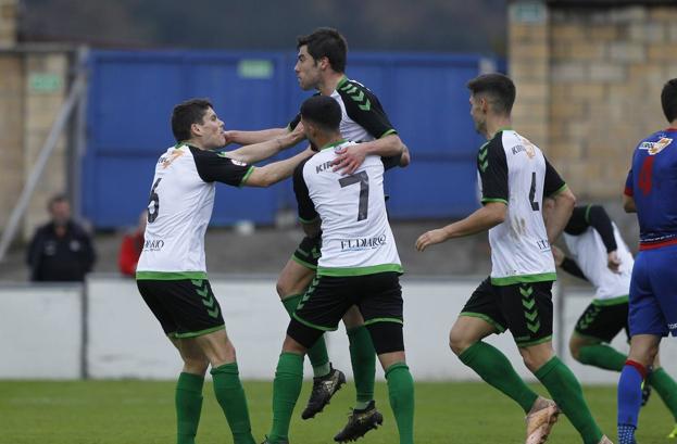 Jon Ander celebra el gol con sus compañeros.