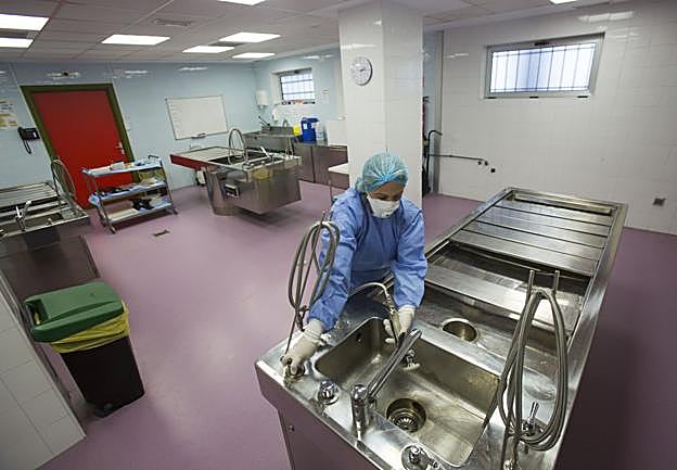 La sala de autopsias del IML está en el Hospital Valdecilla, con quien colabora en diferentes servicios.