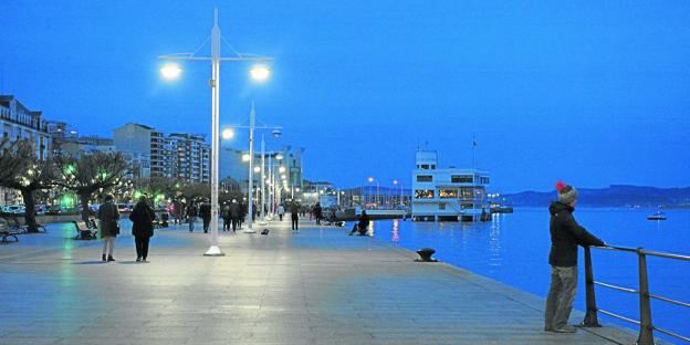 Paseo Marítimo. Imagen de la iluminación led del muelle.