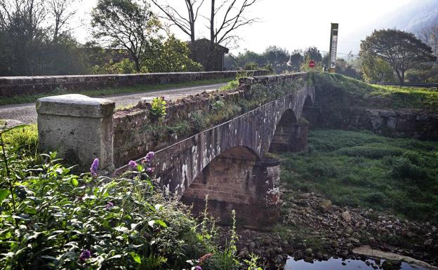 Puente de Ucieda. Hace apenas un mes, los cacos se llevaron una treintena de piedras de sillería en una de las balaustradas del puente de Ucieda. 