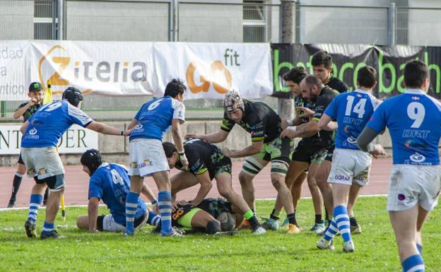 Los jugadores del Bathco juegan en un ruck en el encuentro ante el Durango en el Ruth Beitia. 