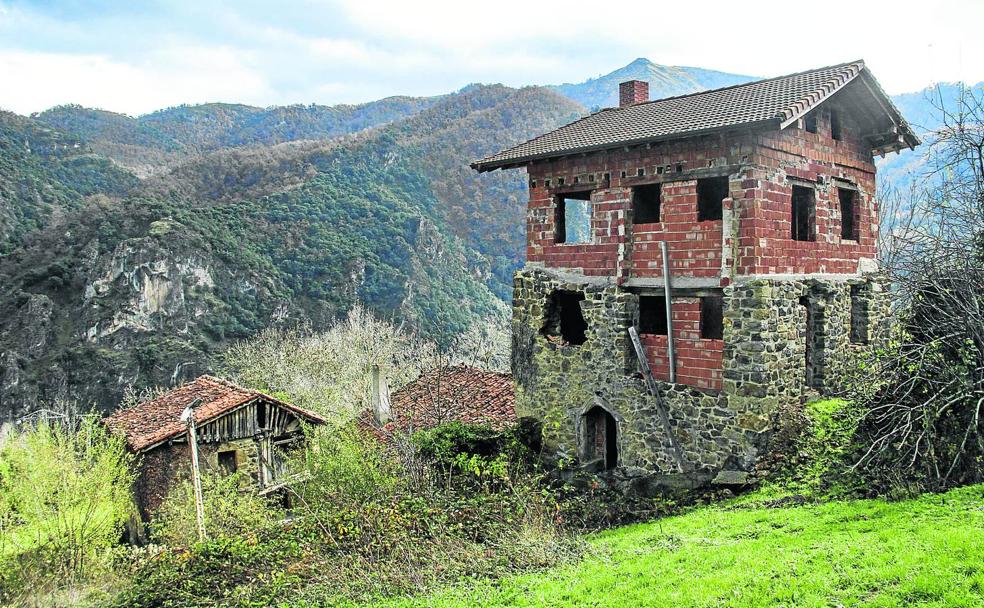 Vista parcial del pueblo de Sebrango, donde sus habitantes tuvieron que dejar olvidados sus proyectos de vida tras el argayo.