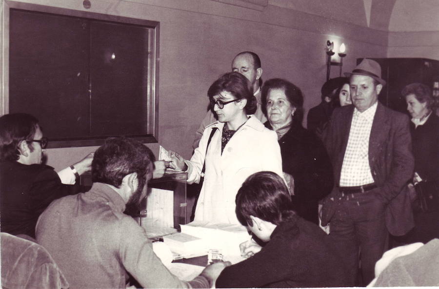 La diputada granadina María Izquierdo en el momento de depositar su voto en el colegio electoral instalado en el seminario de la calle Gracia, en el referéndum de la Constitución Española.