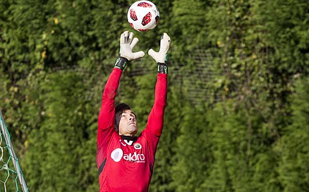 Crespo volvió a ser providencial, esta vez en Amorebieta. :: celedonio