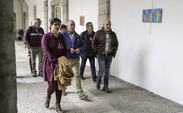 Representantes de los trabajadores entran en el Parlamento para seguir la sesión plenaria.