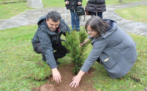 Póliz y Valderrama plantando el tejo que sella la unión de Equpo y Podemos