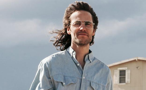 Taylor Kitsch, caracterizado como Koresh.