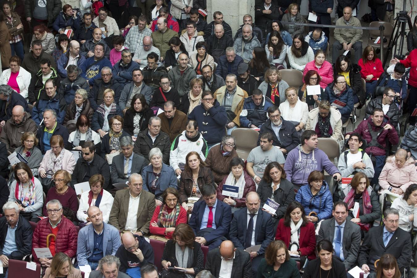 El Parlamento de Cantabria acoge los actos conmemorativos del Día Internacional y Europeo de las personas con discapacidad. Organizados por el Comité de Entidades representantes de Personas con Discapacidad de Cantabria (CERMI Cantabria), el evento congrega a personas con discapacidad y sus familias, voluntarios, profesionales y representantes de las instituciones y entidades de la región.