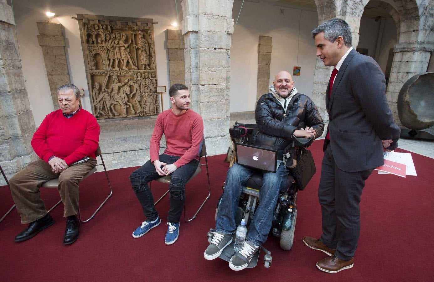 El Parlamento de Cantabria acoge los actos conmemorativos del Día Internacional y Europeo de las personas con discapacidad. Organizados por el Comité de Entidades representantes de Personas con Discapacidad de Cantabria (CERMI Cantabria), el evento congrega a personas con discapacidad y sus familias, voluntarios, profesionales y representantes de las instituciones y entidades de la región.