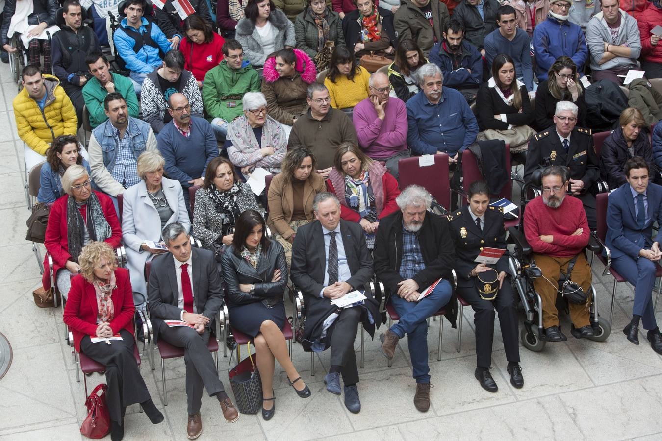 El Parlamento de Cantabria acoge los actos conmemorativos del Día Internacional y Europeo de las personas con discapacidad. Organizados por el Comité de Entidades representantes de Personas con Discapacidad de Cantabria (CERMI Cantabria), el evento congrega a personas con discapacidad y sus familias, voluntarios, profesionales y representantes de las instituciones y entidades de la región.