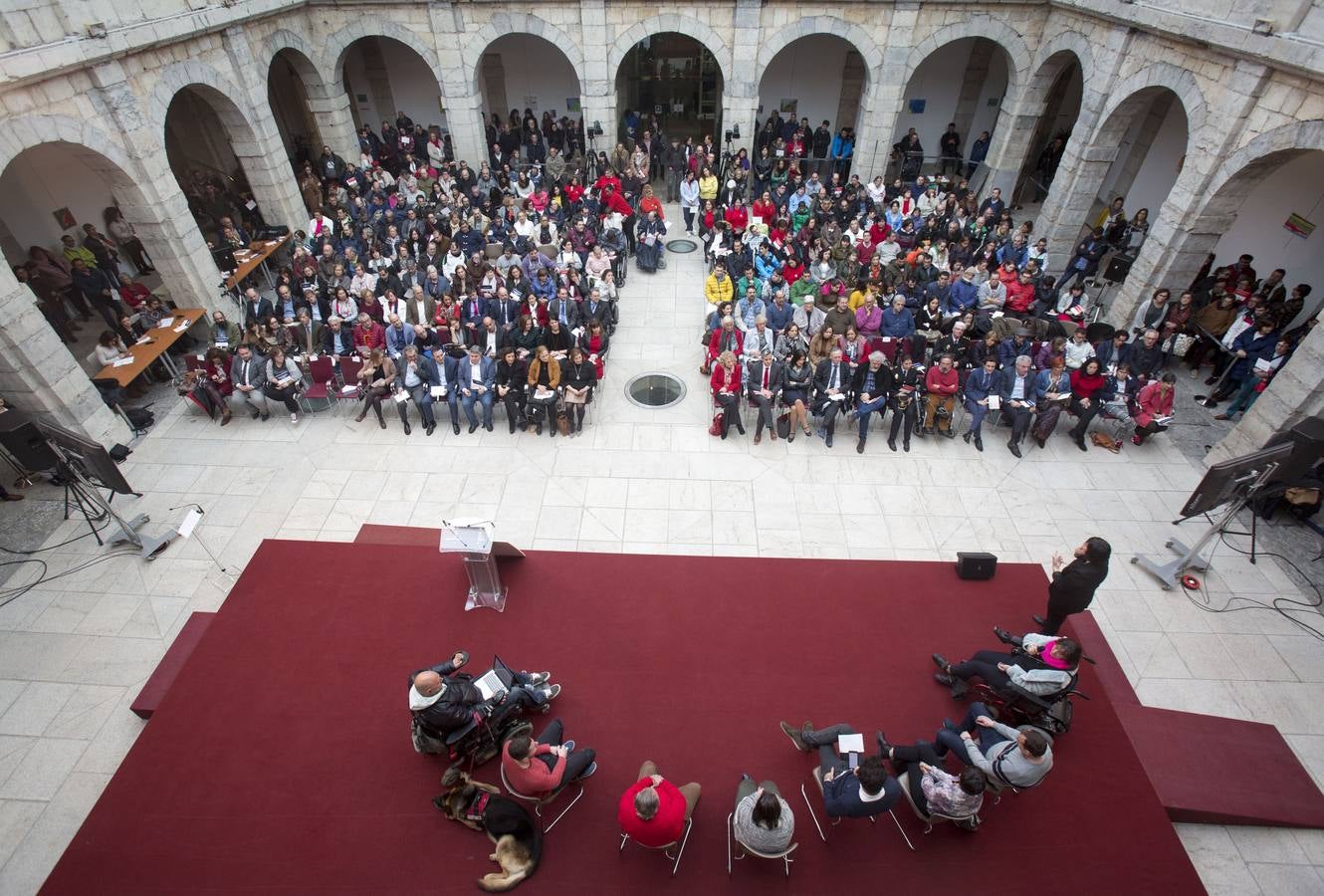 El Parlamento de Cantabria acoge los actos conmemorativos del Día Internacional y Europeo de las personas con discapacidad. Organizados por el Comité de Entidades representantes de Personas con Discapacidad de Cantabria (CERMI Cantabria), el evento congrega a personas con discapacidad y sus familias, voluntarios, profesionales y representantes de las instituciones y entidades de la región.