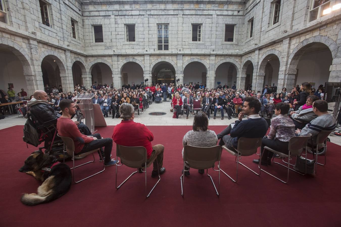 El Parlamento de Cantabria acoge los actos conmemorativos del Día Internacional y Europeo de las personas con discapacidad. Organizados por el Comité de Entidades representantes de Personas con Discapacidad de Cantabria (CERMI Cantabria), el evento congrega a personas con discapacidad y sus familias, voluntarios, profesionales y representantes de las instituciones y entidades de la región.