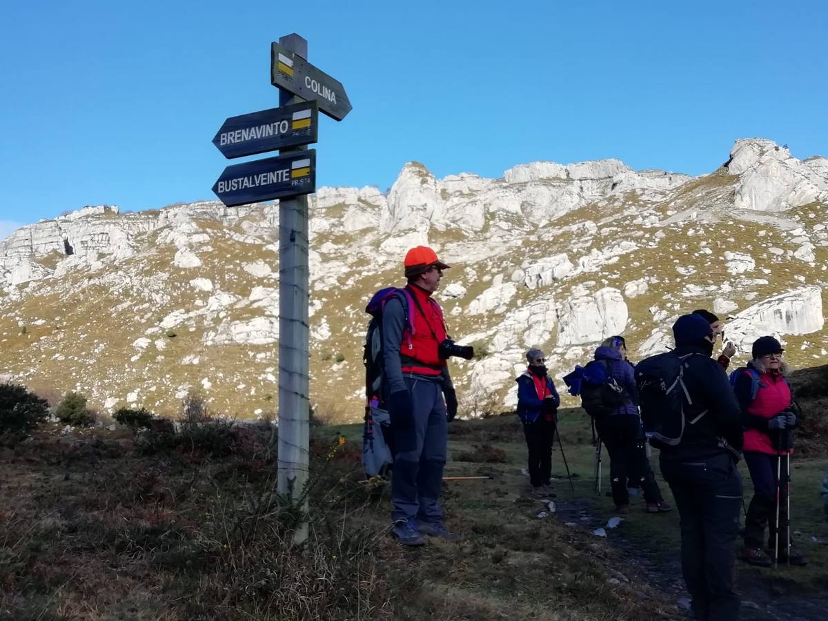 El Grupo de Montaña Cacicedo nos lleva por El laberinto del Asón, una ruta de 13 kilómetros en la que disfrutar. La ruta comenzó a las 10.00 de la mañana en el Collado y acabó a las 15.00 horas en la Gándara. Se llama El Laberinto del Asón porque bajas entre montañas y es tal cual un laberinto. Es un poco escarpado y hay que agarrarse para bajar. En cinco horas se puede hacer esta ruta..