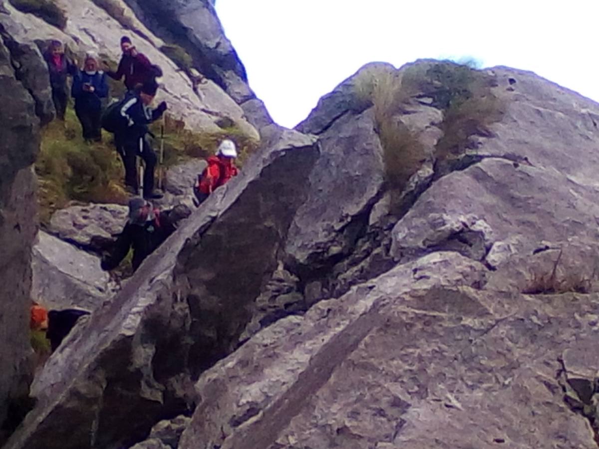 El Grupo de Montaña Cacicedo nos lleva por El laberinto del Asón, una ruta de 13 kilómetros en la que disfrutar. La ruta comenzó a las 10.00 de la mañana en el Collado y acabó a las 15.00 horas en la Gándara. Se llama El Laberinto del Asón porque bajas entre montañas y es tal cual un laberinto. Es un poco escarpado y hay que agarrarse para bajar. En cinco horas se puede hacer esta ruta..