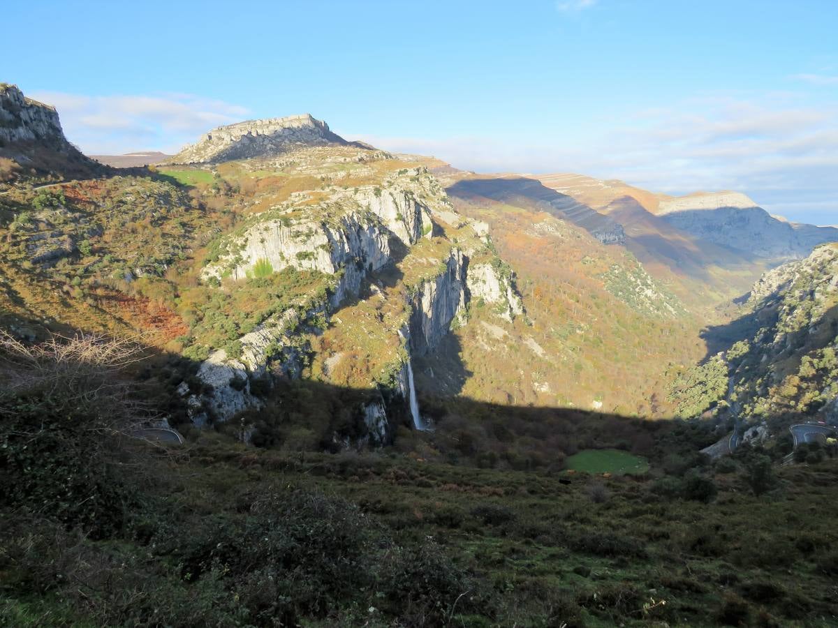 El Grupo de Montaña Cacicedo nos lleva por El laberinto del Asón, una ruta de 13 kilómetros en la que disfrutar. La ruta comenzó a las 10.00 de la mañana en el Collado y acabó a las 15.00 horas en la Gándara. Se llama El Laberinto del Asón porque bajas entre montañas y es tal cual un laberinto. Es un poco escarpado y hay que agarrarse para bajar. En cinco horas se puede hacer esta ruta..