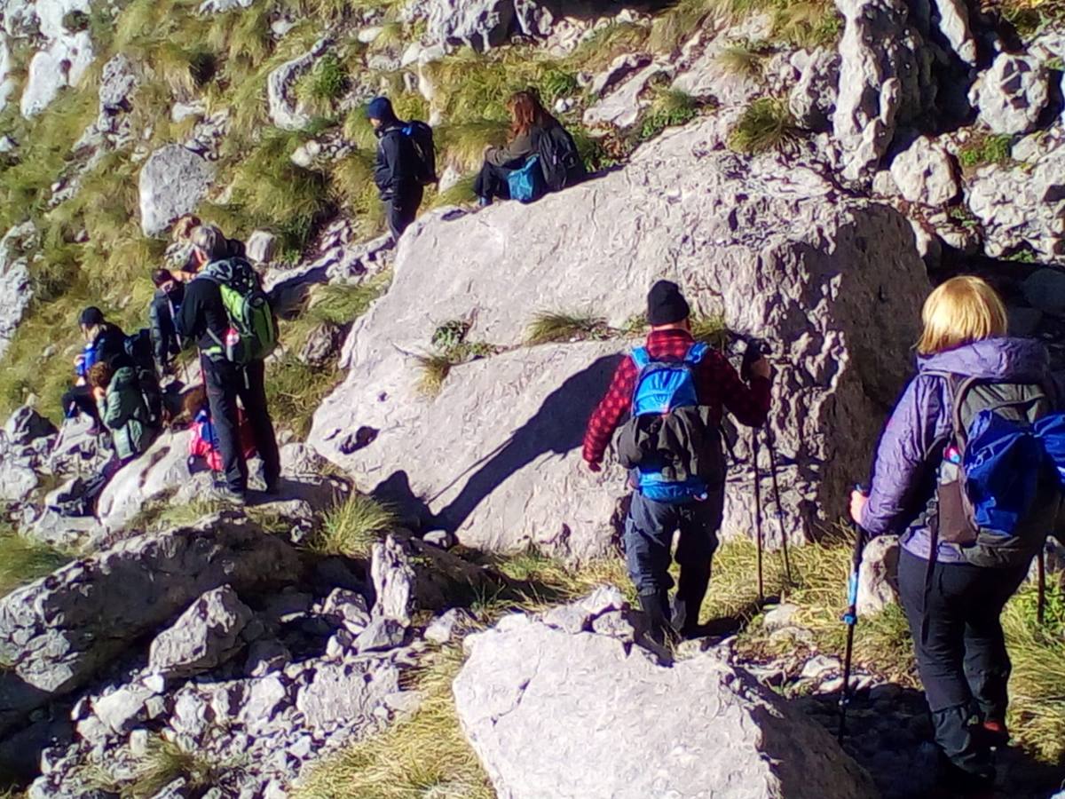 El Grupo de Montaña Cacicedo nos lleva por El laberinto del Asón, una ruta de 13 kilómetros en la que disfrutar. La ruta comenzó a las 10.00 de la mañana en el Collado y acabó a las 15.00 horas en la Gándara. Se llama El Laberinto del Asón porque bajas entre montañas y es tal cual un laberinto. Es un poco escarpado y hay que agarrarse para bajar. En cinco horas se puede hacer esta ruta..