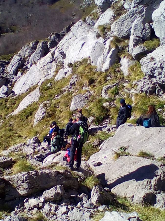 El Grupo de Montaña Cacicedo nos lleva por El laberinto del Asón, una ruta de 13 kilómetros en la que disfrutar. La ruta comenzó a las 10.00 de la mañana en el Collado y acabó a las 15.00 horas en la Gándara. Se llama El Laberinto del Asón porque bajas entre montañas y es tal cual un laberinto. Es un poco escarpado y hay que agarrarse para bajar. En cinco horas se puede hacer esta ruta..