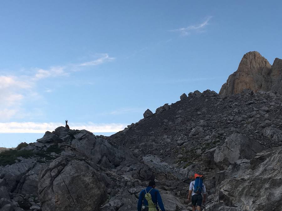 El remedio aplicado es escalar la vía 'Maraya' un día después de dormir al raso y hacer manos en las Agujas de Tajahierro