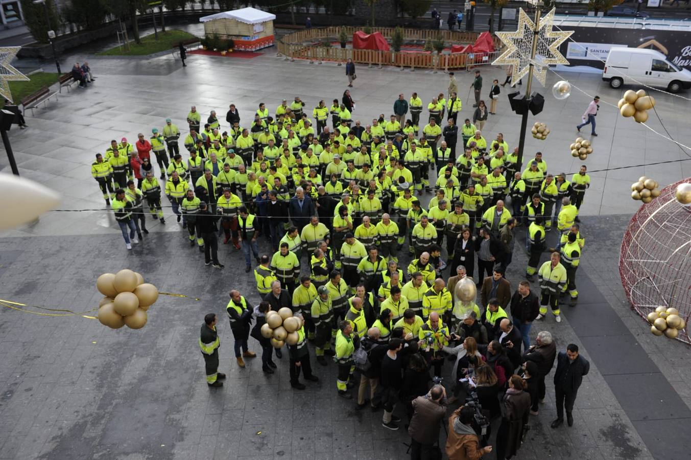 La plantilla del servicio municipal de Parques y Jardines se ha concentrado este martes en la plaza del Ayuntamiento para mostrar su «preocupación» por la posible adjudicación del contrato a la UTE IMESAPI-La Encina-Copsesa con una oferta que reduce los medios mecánicos actuales y además «no llega para hacer frente a los salarios» de los 199 empleados, mantener sus condiciones y derechos laborales y que el servicio se preste con la misma calidad.