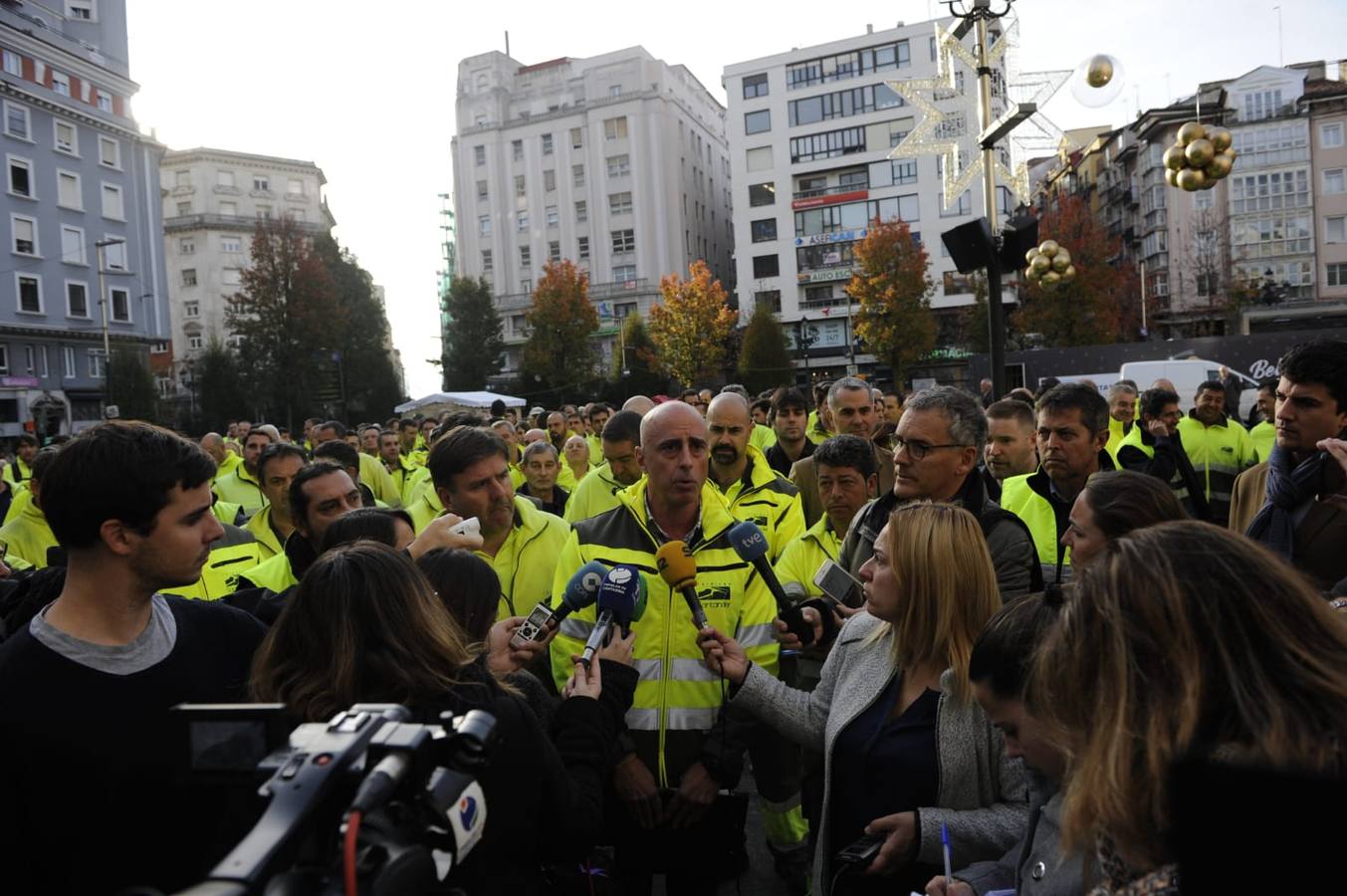 La plantilla del servicio municipal de Parques y Jardines se ha concentrado este martes en la plaza del Ayuntamiento para mostrar su «preocupación» por la posible adjudicación del contrato a la UTE IMESAPI-La Encina-Copsesa con una oferta que reduce los medios mecánicos actuales y además «no llega para hacer frente a los salarios» de los 199 empleados, mantener sus condiciones y derechos laborales y que el servicio se preste con la misma calidad.