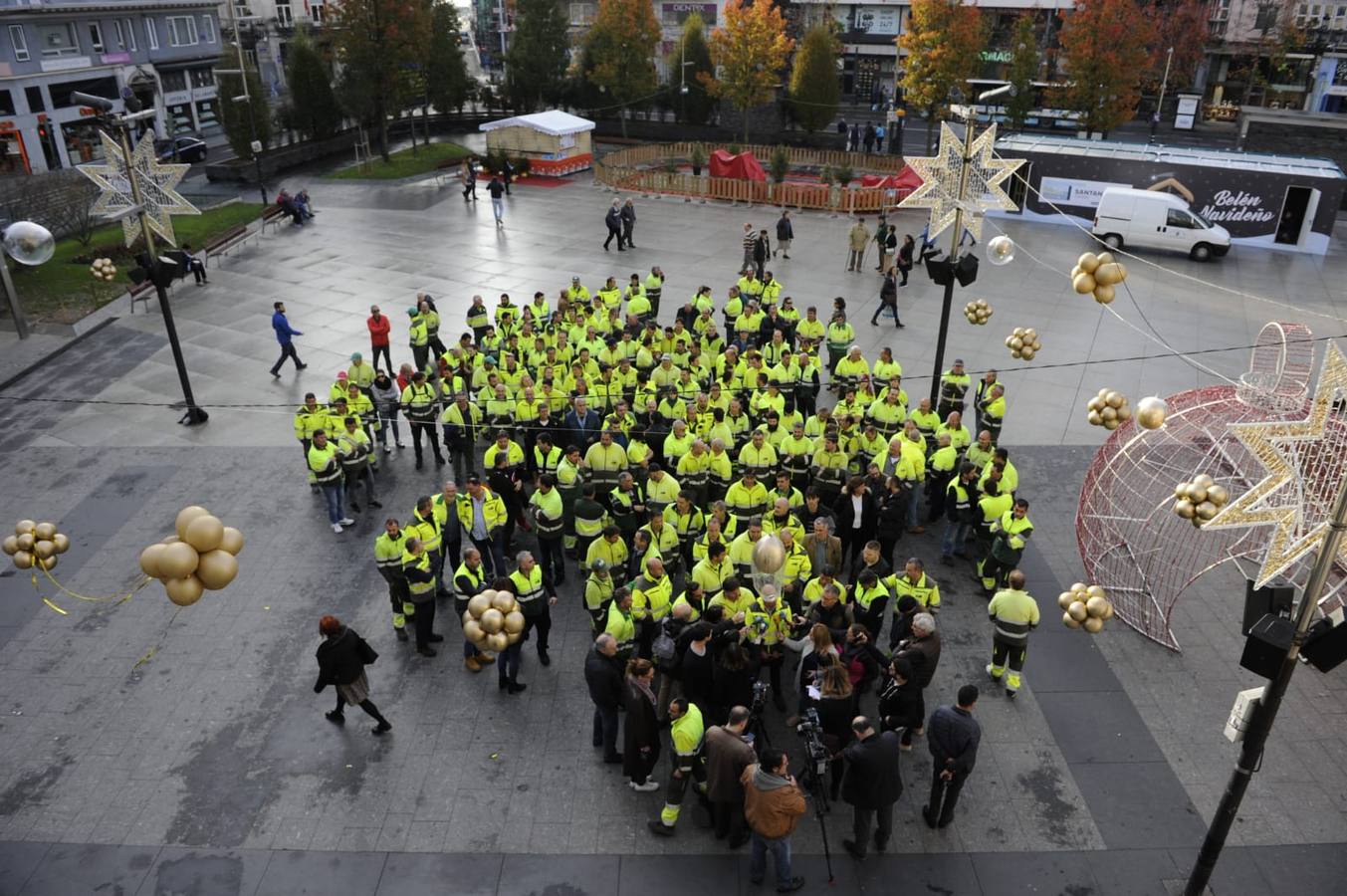 La plantilla del servicio municipal de Parques y Jardines se ha concentrado este martes en la plaza del Ayuntamiento para mostrar su «preocupación» por la posible adjudicación del contrato a la UTE IMESAPI-La Encina-Copsesa con una oferta que reduce los medios mecánicos actuales y además «no llega para hacer frente a los salarios» de los 199 empleados, mantener sus condiciones y derechos laborales y que el servicio se preste con la misma calidad.