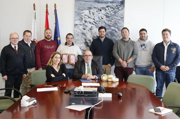 El consejero Oria, la directora general de Alimentación, Marta López, el director de la Odeca, Fernando Mier, y los representantes de las queserías galardonadas. :