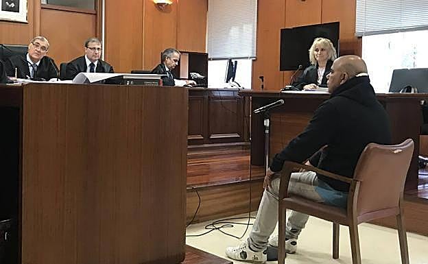 El condenado, durante el juicio en la Audiencia de Cantabria.