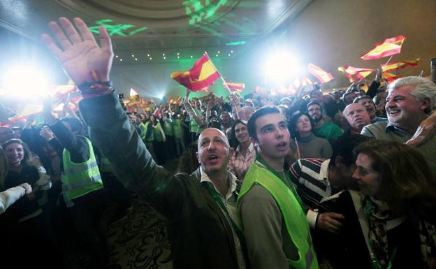 Militantes y simpatizantes de Vox, celebrando los resultados en Andalucía.