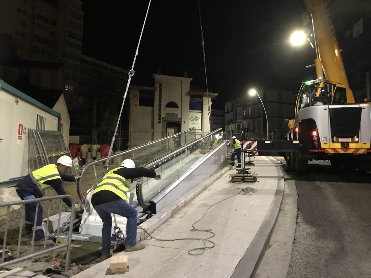 El tráfico estuvo cortado en la noche del lunes y la madrugada de este martes debido a la instalación de las escaleras mecánicas que conectarán la plaza de San Martín con el Alto de Miranda a través de la Subida al Gurugú. Se colocó la rampa que cubrirá el último tramo del recorrido, en el paseo de Canalejas de Santander.