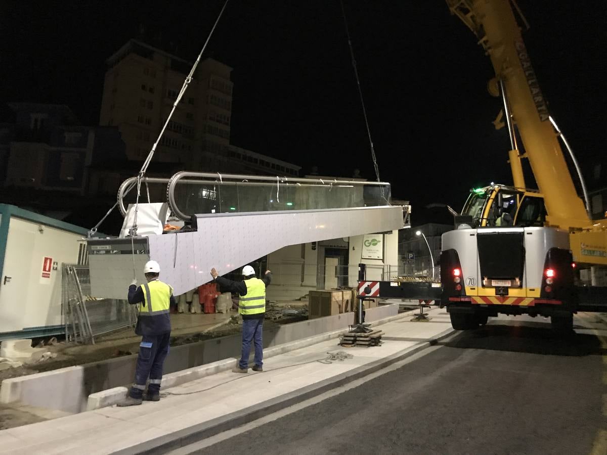 El tráfico estuvo cortado en la noche del lunes y la madrugada de este martes debido a la instalación de las escaleras mecánicas que conectarán la plaza de San Martín con el Alto de Miranda a través de la Subida al Gurugú. Se colocó la rampa que cubrirá el último tramo del recorrido, en el paseo de Canalejas de Santander.