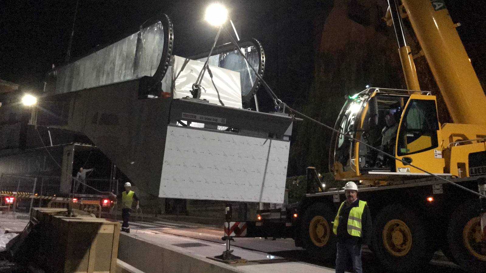 El tráfico estuvo cortado en la noche del lunes y la madrugada de este martes debido a la instalación de las escaleras mecánicas que conectarán la plaza de San Martín con el Alto de Miranda a través de la Subida al Gurugú. Se colocó la rampa que cubrirá el último tramo del recorrido, en el paseo de Canalejas de Santander.