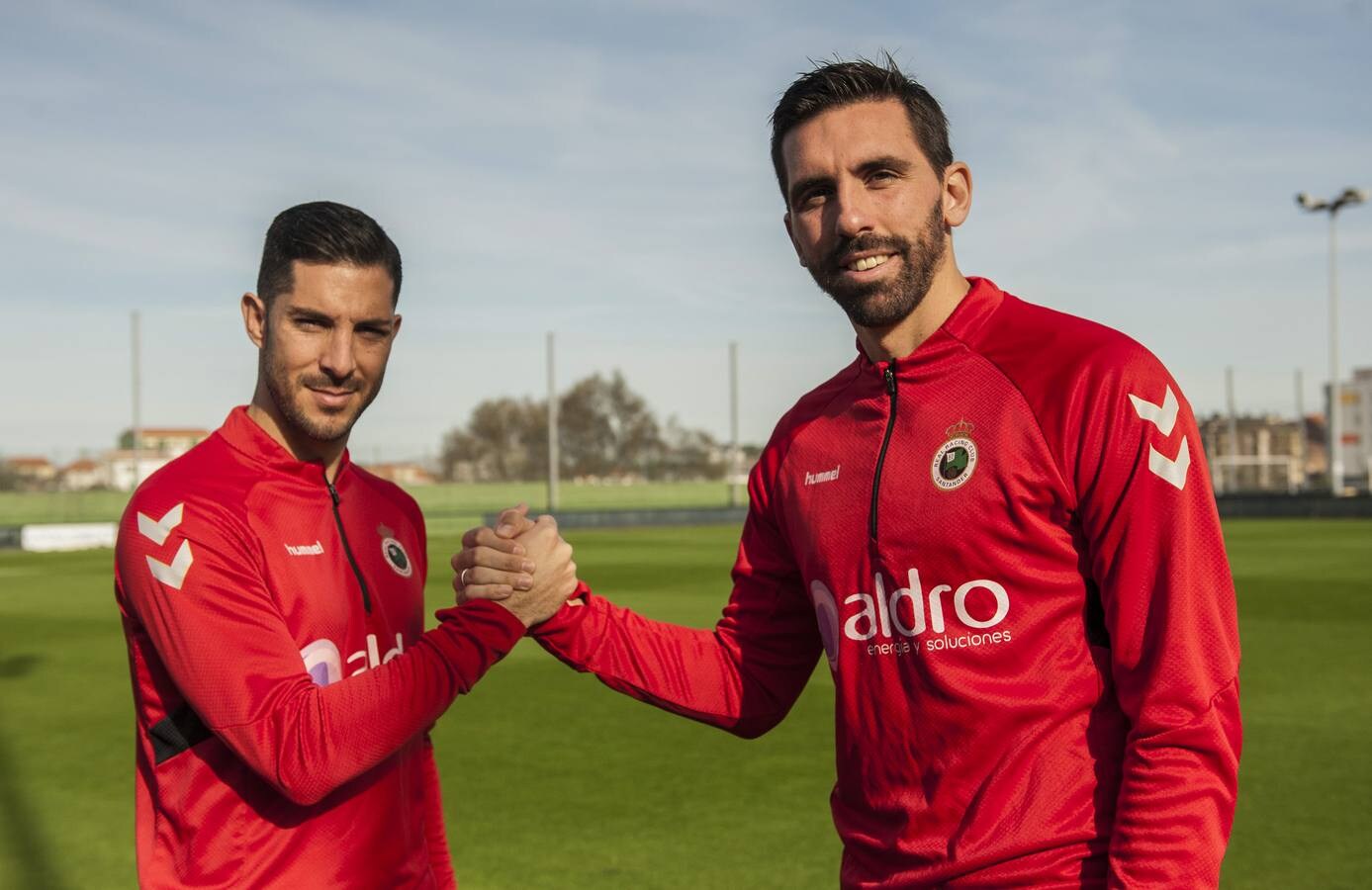 Álavaro Cejudo (izquierda) y Jordi Figueras se dan la mano. Los dos fueron béticos y ahora los dos quieren lo mismo, ganar al Betis 