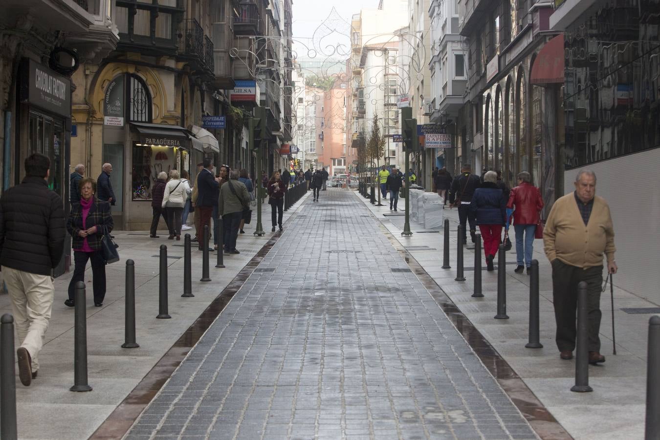 La calle Cervantes de Santander ha abierto este miércoles a los peatones tras siete meses de obras y una inversión de 1,3 millones de euros para hacerla semipeatonal, y abrirá al tráfico de vehículos el día 7 de enero, una vez que se terminen «pequeños remates» y la actuación en la parte alta de la calle.