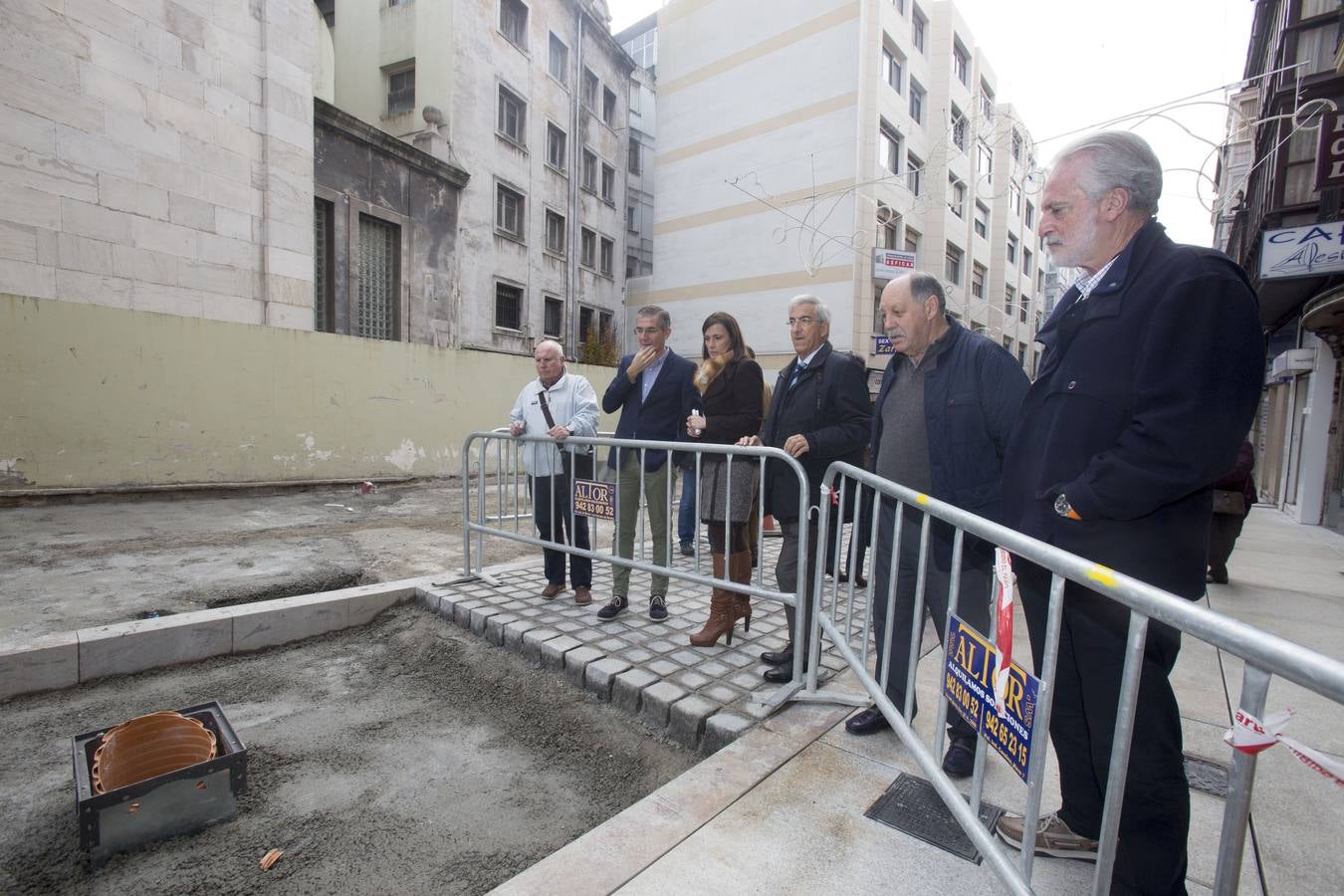 La calle Cervantes de Santander ha abierto este miércoles a los peatones tras siete meses de obras y una inversión de 1,3 millones de euros para hacerla semipeatonal, y abrirá al tráfico de vehículos el día 7 de enero, una vez que se terminen «pequeños remates» y la actuación en la parte alta de la calle.