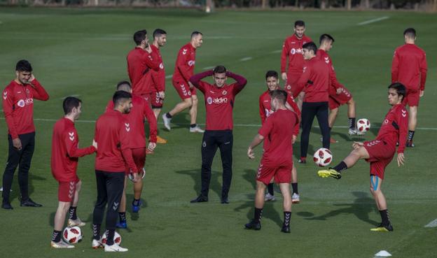 La plantilla del Racing, durante el entrenamiento de ayer en La Albericia. 